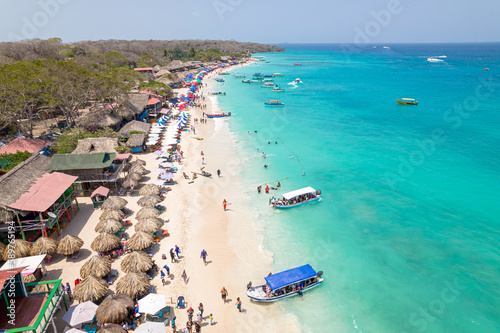 Paisaje urbano de la ciudad de Cartagena (Colombia), incluyendo sus playas, fuertes, murallas, centro histórico, mar.
