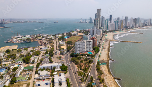 Paisaje urbano de la ciudad de Cartagena (Colombia), incluyendo sus playas, fuertes, murallas, centro histórico, mar.