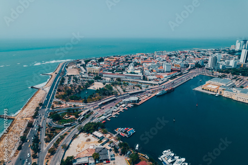 Obraz na płótnie Paisaje urbano de la ciudad de Cartagena (Colombia), incluyendo sus playas, fuertes, murallas, centro histórico, mar. w salonie