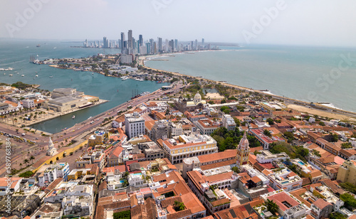 Paisaje urbano de la ciudad de Cartagena (Colombia), incluyendo sus playas, fuertes, murallas, centro histórico, mar. © Andres Mogollon