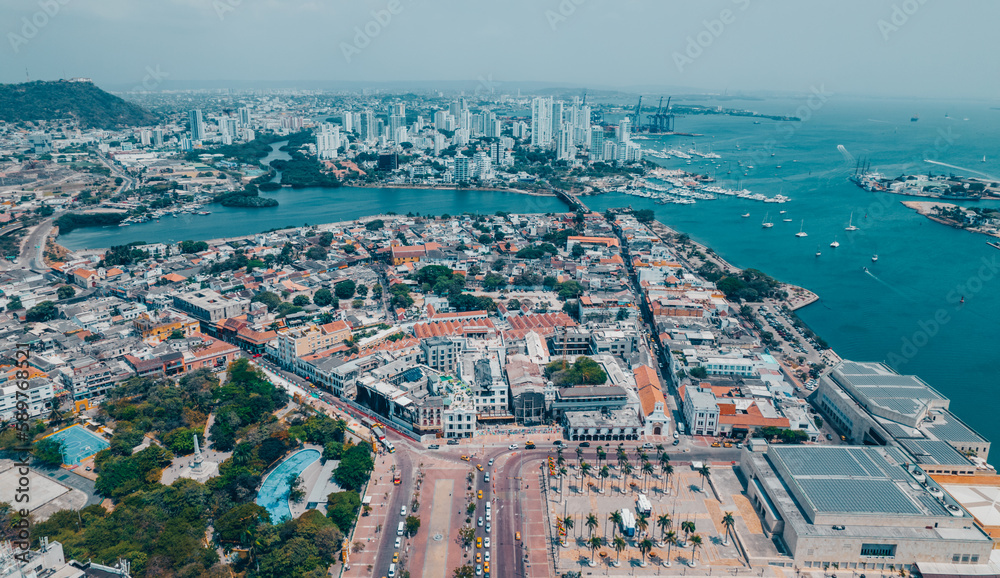 Paisaje urbano de la ciudad de Cartagena (Colombia), incluyendo sus playas, fuertes, murallas, centro histórico, mar.