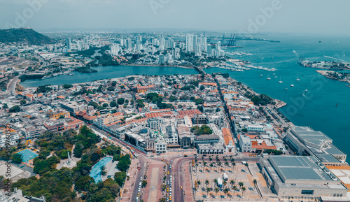 Obraz na płótnie Paisaje urbano de la ciudad de Cartagena (Colombia), incluyendo sus playas, fuertes, murallas, centro histórico, mar. w salonie