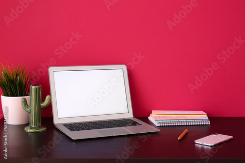 Modern home office workspac...
