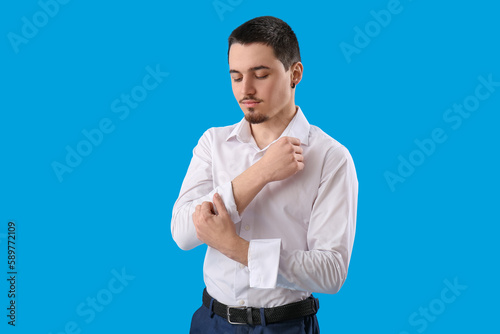 Young businessman rolling u...