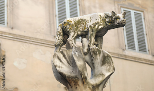 Φωτογραφία statue of a female wolf in Siena Tuscany in Italy called LUPA SENESE in Italian