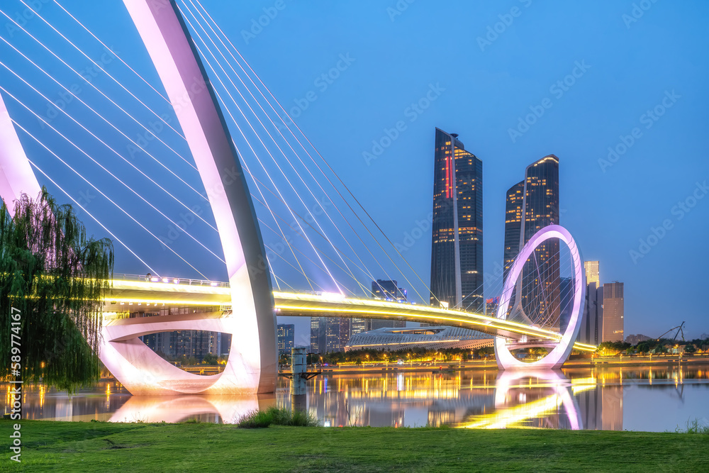 Fototapeta premium Nanjing Eye Step Bridge Financial Center Street View