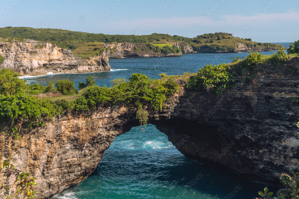 Broken Beach, Nusa Penida, tropikalne piękne wybrzeże, niesamowity naturalny krajobraz.