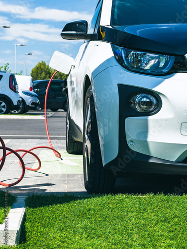 Obraz na płótnie Charging an electric car on parking in a shopping mall. w salonie