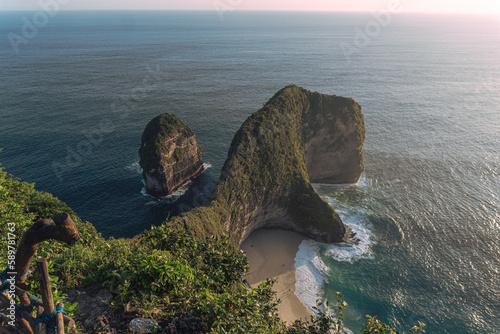 Kelingking plaża i klify na pięknej rajskiej wyspie Nusa Penida w Indonezji, na tle oceanu i plaży naturalny krajobraz. photo