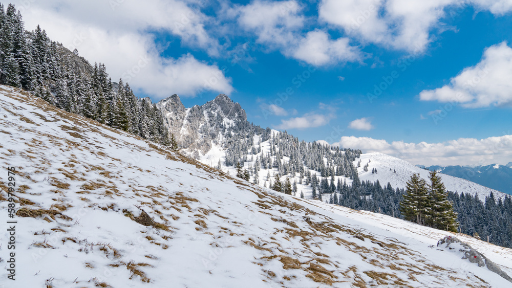 Eine Alm an der Benediktenwand in den bayerischen Alpen im Winter (Deutschland)