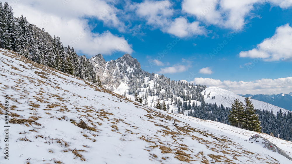Eine Alm an der Benediktenwand in den bayerischen Alpen im Winter (Deutschland) Eine Alm an der Benediktenwand in den bayerischen Alpen im Winter (Deutschland)