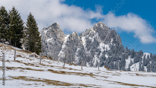 Eine Alm an der Benediktenwand in den bayerischen Alpen im Winter (Deutschland)
