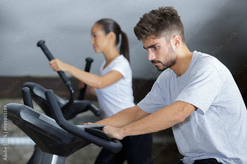 Obraz premium sport couple on workout in fitness club