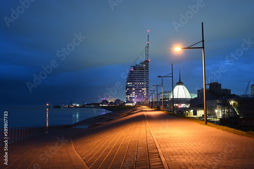 Lichter am Weserdeich in Bremerhaven in der blauen Stunde