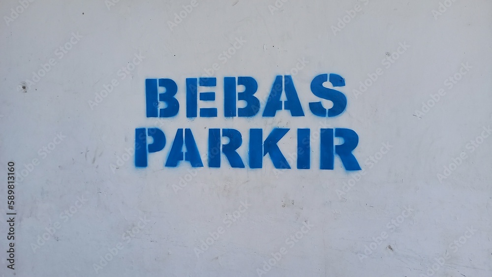 Fototapeta premium parking free sign printed on white wall