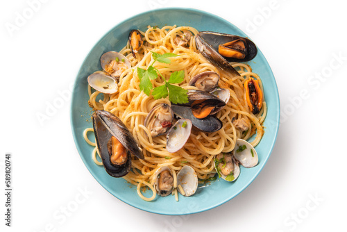Piatto di deliziosi spaghetti con vongole, cozze e bottarga, ripreso dall'alto - cibo italiano 