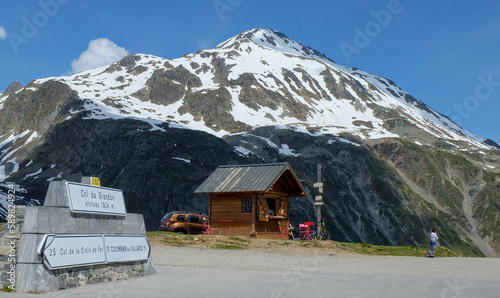 Alpen in Frankreich - Route des Grandes Alpes mit Col du Glandon und Kiosk am Gipfel