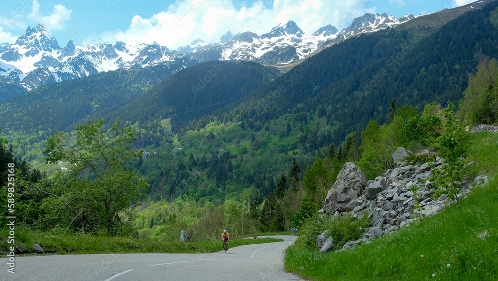 Alpen in Frankreich - Route des Grandes Alpes mit Rennradfahrer	