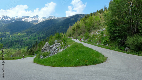 Alpen in Frankreich - Route des Grandes Alpes mit Rennradfahrer in Kurve Serpentinenstrasse