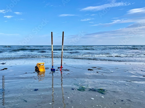 Schaufel und Bagger am Strand an der Ostsee