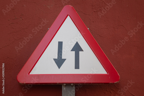 Obraz na płótnie Two Way Traffic Sign on Red Wall w salonie