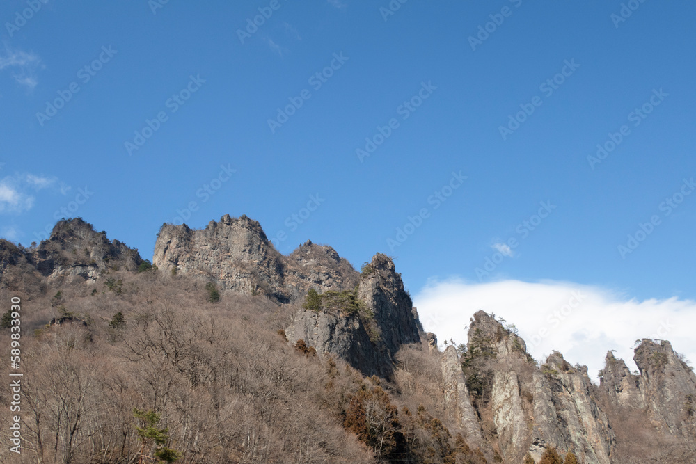 早春のゴツゴツした妙義山と白い雲