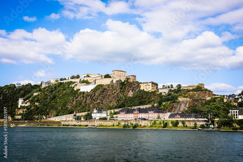 Festung Ehrenbreitstein in Koblenz am Rhein von der Rheinanlage Kaiserin Augusta auf der linken Rheinseite