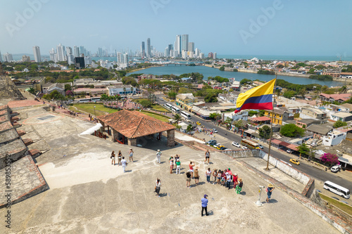 Paisaje urbano de la ciudad de Cartagena (Colombia), incluyendo sus playas, fuertes, murallas, centro histórico, mar.