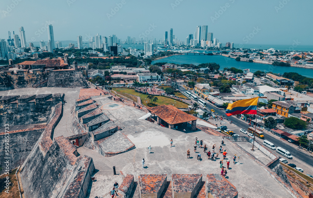 Paisaje urbano de la ciudad de Cartagena (Colombia), incluyendo sus playas, fuertes, murallas, centro histórico, mar.