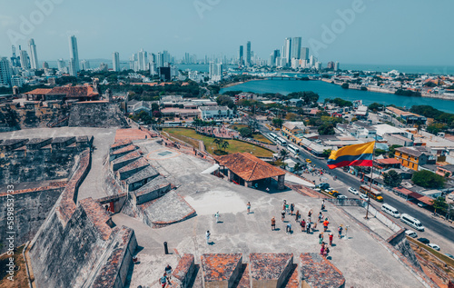 Obraz na płótnie Paisaje urbano de la ciudad de Cartagena (Colombia), incluyendo sus playas, fuertes, murallas, centro histórico, mar. w salonie