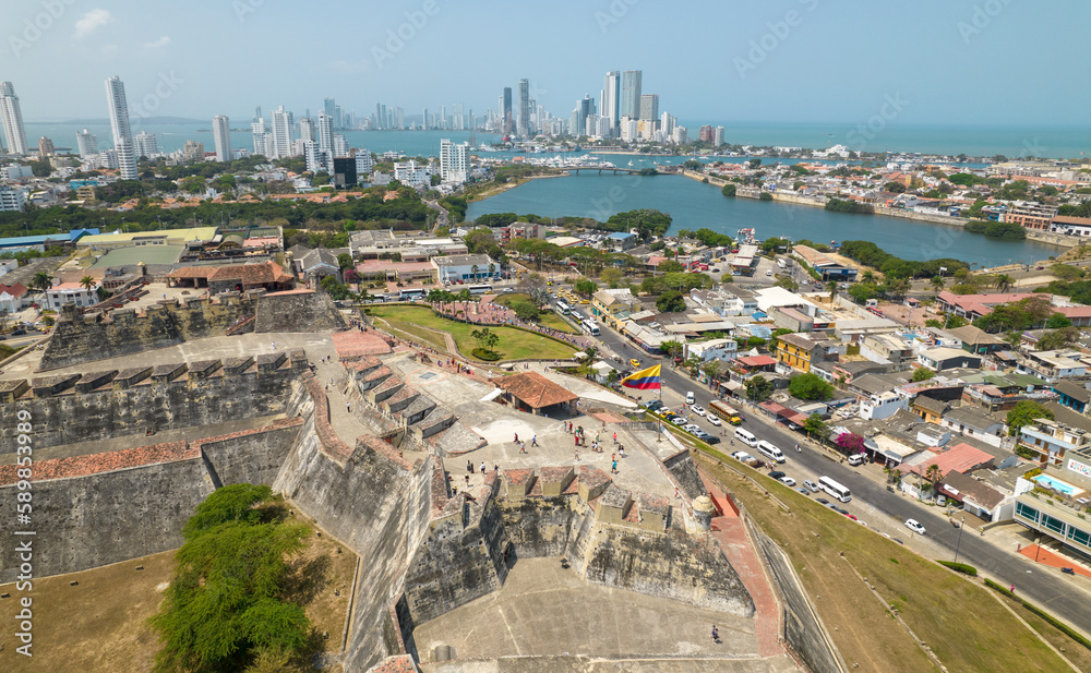 Paisaje urbano de la ciudad de Cartagena (Colombia), incluyendo sus playas, fuertes, murallas, centro histórico, mar.