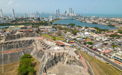 Obraz na płótnie Paisaje urbano de la ciudad de Cartagena (Colombia), incluyendo sus playas, fuertes, murallas, centro histórico, mar. w salonie