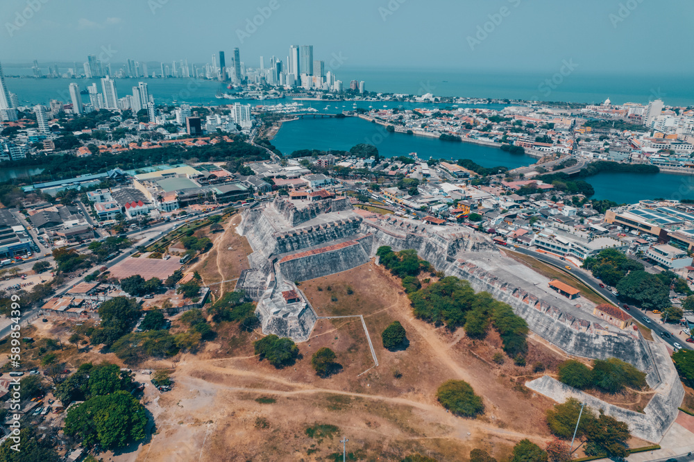 Paisaje urbano de la ciudad de Cartagena (Colombia), incluyendo sus playas, fuertes, murallas, centro histórico, mar.