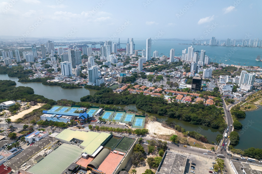 Paisaje urbano de la ciudad de Cartagena (Colombia), incluyendo sus playas, fuertes, murallas, centro histórico, mar.