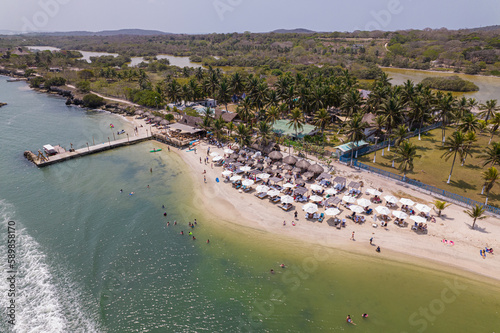 Obraz na płótnie Paisaje urbano de la ciudad de Cartagena (Colombia), incluyendo sus playas, fuertes, murallas, centro histórico, mar. w salonie