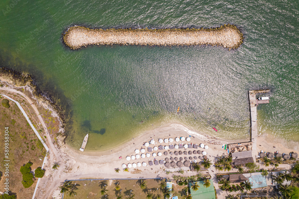 Paisaje urbano de la ciudad de Cartagena (Colombia), incluyendo sus playas, fuertes, murallas, centro histórico, mar.