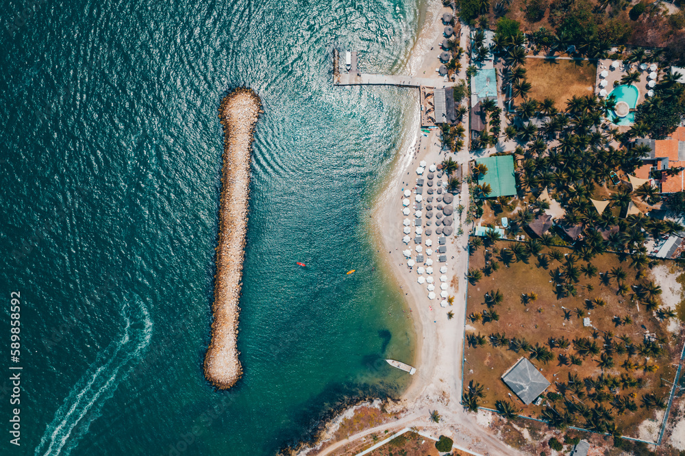 Paisaje urbano de la ciudad de Cartagena (Colombia), incluyendo sus playas, fuertes, murallas, centro histórico, mar.