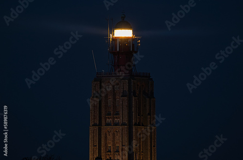 Der Leuchtturm von Westkapelle in Holland an der Nordsee mit aktivem Leuchtfeuer in der Nacht