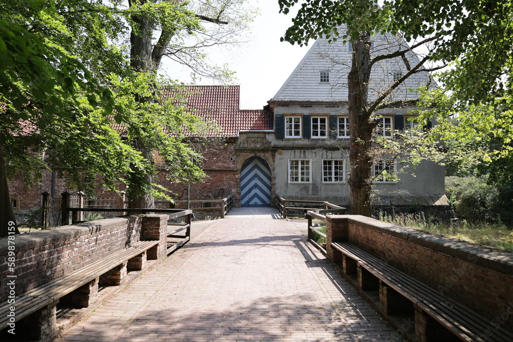 Fototapeta premium Schöner Sommertag in Kloster Dinklage im Oldenburger Münsterland