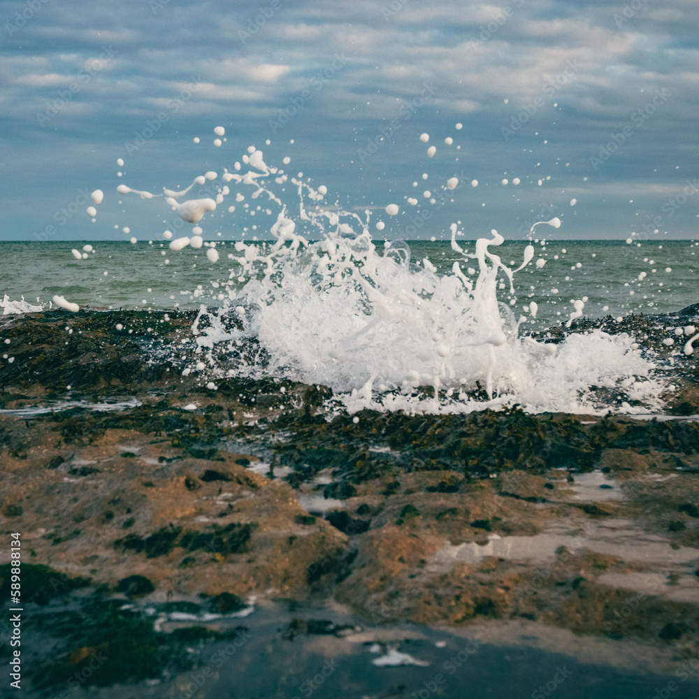 Obraz premium Waves crashing on the rocks