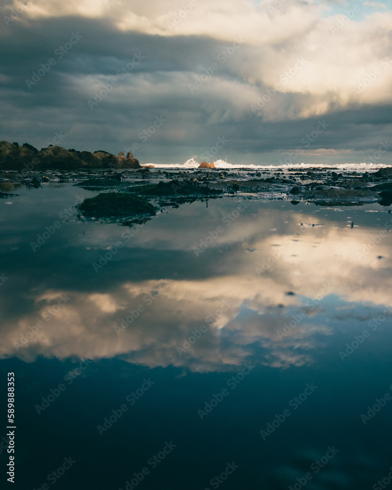 Obraz premium A rocky coastline on a cloudy day