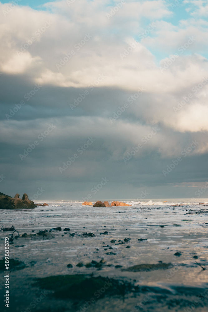 Obraz premium A rocky coastline on a cloudy day