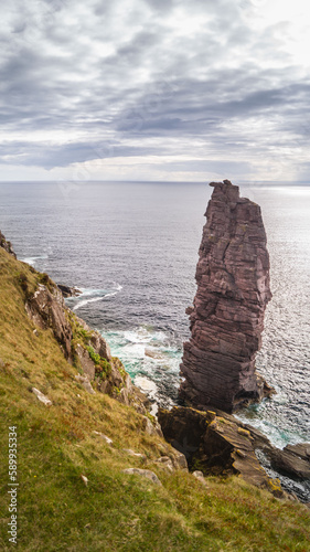 Old Man of Stoer ist ein 60m hoher Brandungspfeiler im Osten von Schottland vor der Küste von Assynt. Der Fels trotz der Brandung des Minch. photo