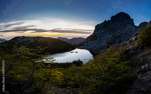 Canvastavla Fotografía en el atardecer de Montaña Rocosa y Laguna Huemul, región de Ñuble, C