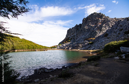 Fotografía diurna de Montaña Rocosa y Laguna Huemul, región de Ñuble, Chile