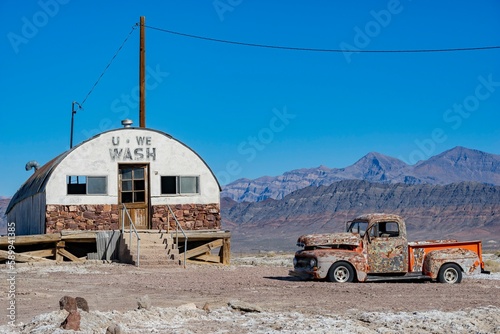Obraz na płótnie Sunny view of an abandoned house, car at Tecopa w salonie