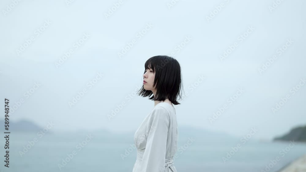 夕暮れの海にいる女性 夕暮れの海にいる女性
