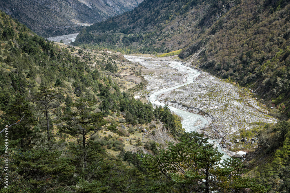 Rivière au fond de la vallée en route pour Lhedi, seizième jour du Snowman Trek, Bhoutan
