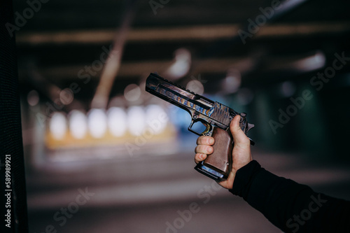 Pistolet trzymany w dłoni