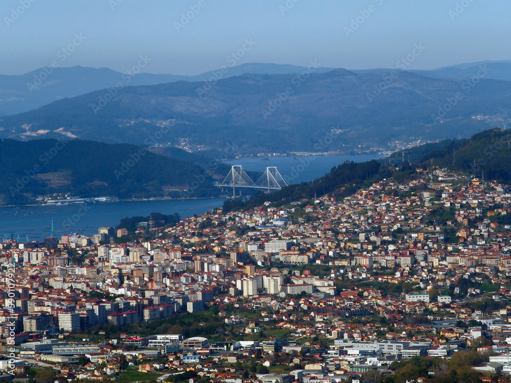 Vista panorámica de la ciudad de Vigo. Rías Baixas, Galicia, España. Vista panorámica de la ciudad de Vigo. Rías Baixas, Galicia, España.